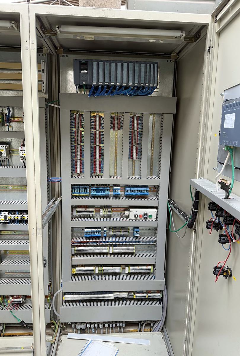 Derselbe Schaltschrank mit Siemens S7-1500 nach dem Retrofit