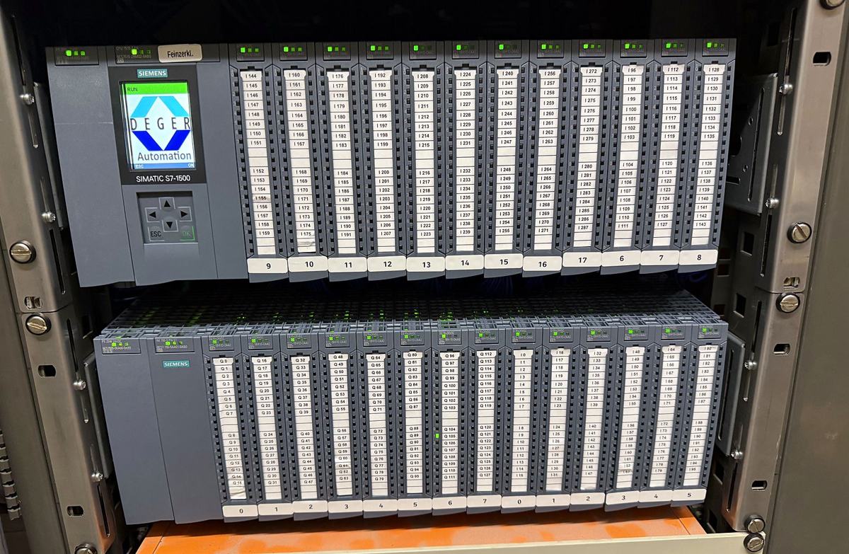 Siemens S7-1500 mit Ein- und Ausgabebaugruppen, programmiert von Deger Automation
